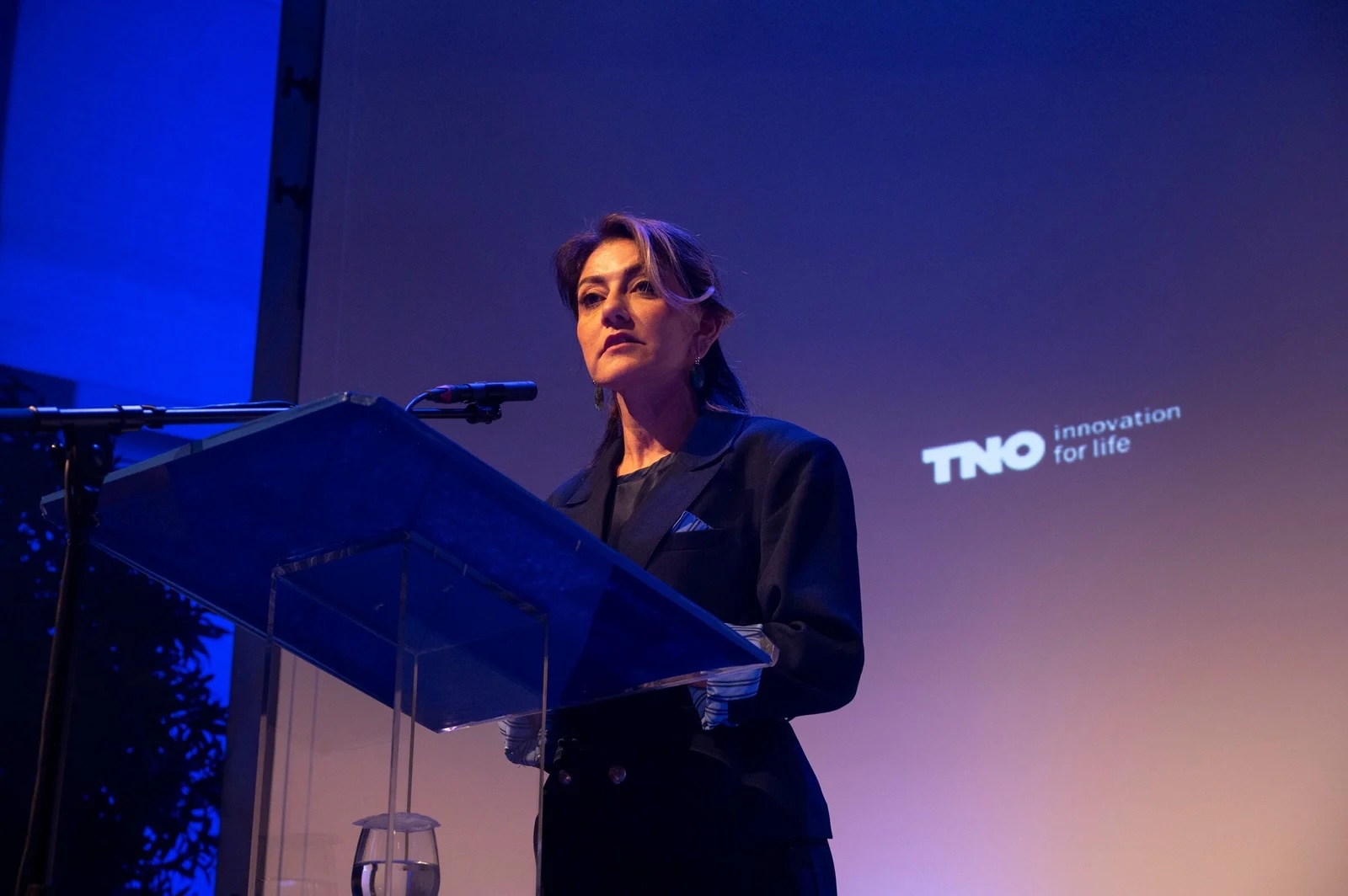 Minister of Defence Dilan Yeşilgöz-Zegerius speaks to crowd.